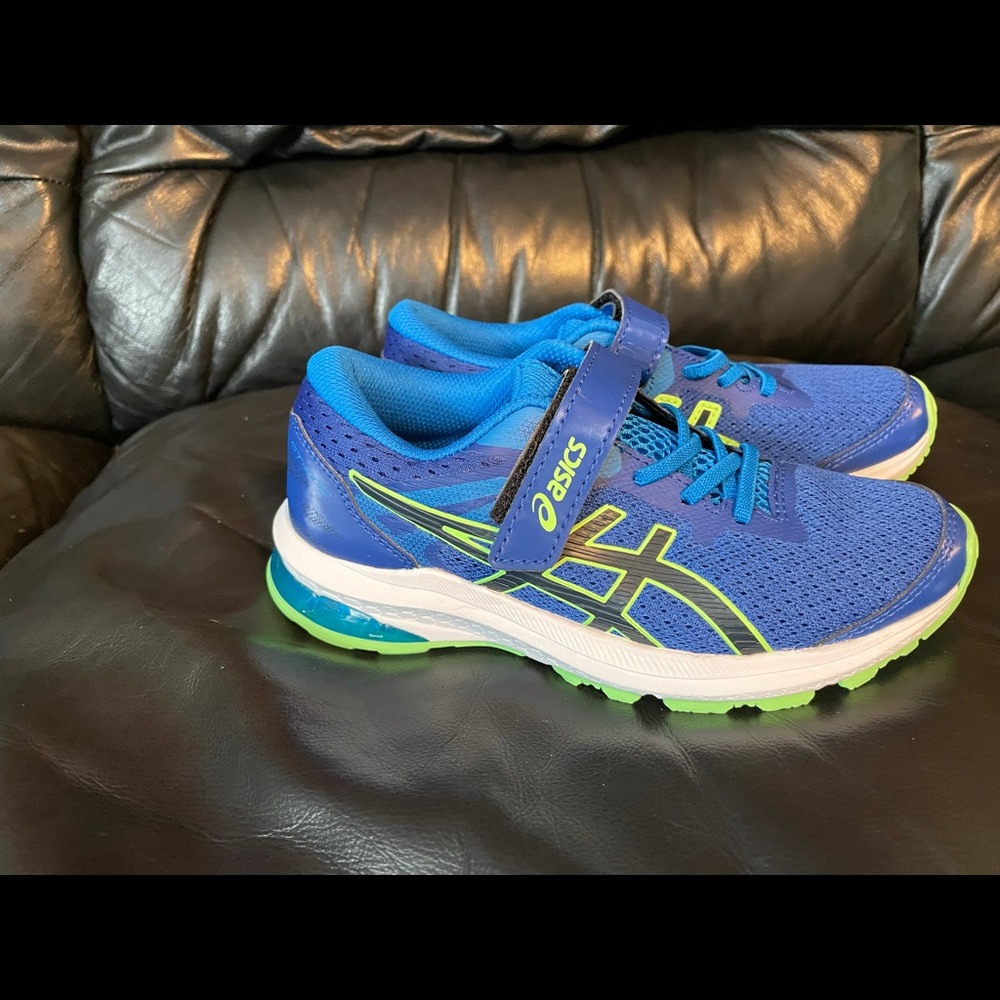 BRAND NEW ASICS size 1 boys GT 1000 shoes